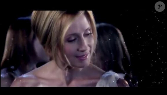 Lara Fabian dans le clip de son nouveau single Deux ils, deux elles. Le titre est présent sur le nouvel opus de la chanteuse, intitulé Le Secret, dans les bacs le 15 avril 2013.