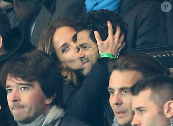 Mélissa Theuriau et Jamel Debbouze tendres amoureux et supporters lors du quart de finale aller de la Ligue des champions entre le Paris Saint-Germain et le FC Barcelone au Parc des Princes, le 2 avril 2013.
