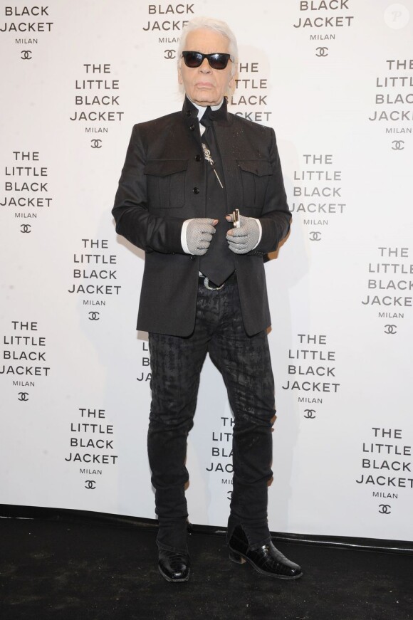 Karl Lagerfeld assiste à la soirée privée consacrée à l'exposition The Little Black Jacket à Milan. Le 4 avril 2013.