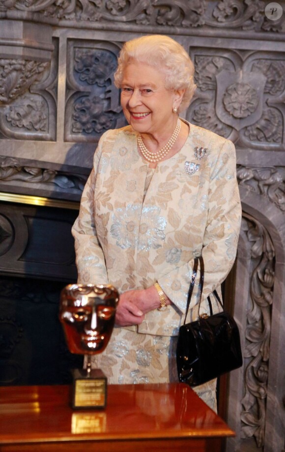Elizabeth II reçoit n BAFTA d'honneur pour son soutien à l'industrie cinématographique britannique, au château de Windsor à Londres, le 4 avril 2013. 