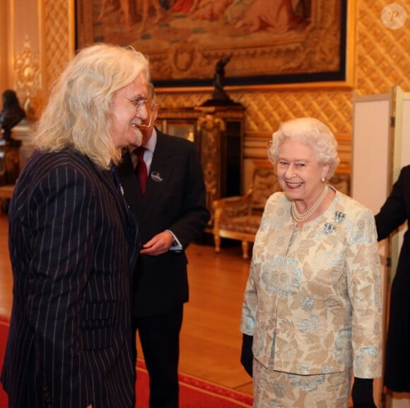 Billy Connolly et la reine Elisabeth II à l'occasion d'une cérémonie célébrant le cinéma britannique, au château de Windsor à Londres, le 4 avril 2013. 