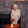 Elizabeth II reçoit n BAFTA d'honneur pour son soutien à l'industrie cinématographique britannique, au château de Windsor à Londres, le 4 avril 2013. 