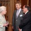 Elizabeth II, Kenneth Branagh et le président des BAFTA, John Wilis, à l'occasion d'une cérémonie célébrant le cinéma britannique, au château de Windsor à Londres, le 4 avril 2013.
