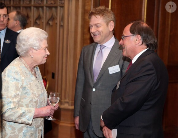 Elizabeth II, Kenneth Branagh et le président des BAFTA, John Wilis, à l'occasion d'une cérémonie célébrant le cinéma britannique, au château de Windsor à Londres, le 4 avril 2013.