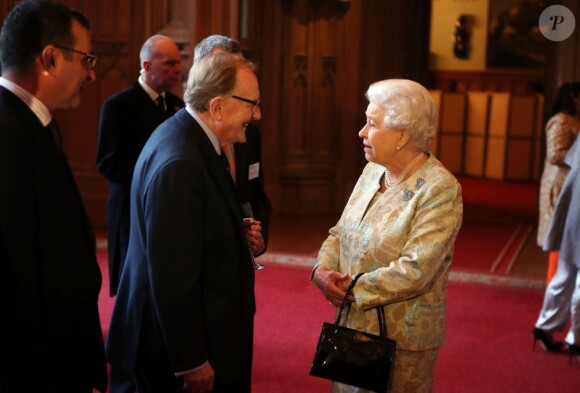 La reine Elizabeth II et Robert Hardy à l'occasion d'une cérémonie célébrant le cinéma britannique, au château de Windsor à Londres, le 4 avril 2013.