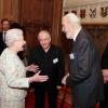 La reine Elizabeth II et Christopher Lee à l'occasion d'une cérémonie célébrant le cinéma britannique, au château de Windsor à Londres, le 4 avril 2013.