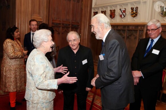 La reine Elizabeth II et Christopher Lee à l'occasion d'une cérémonie célébrant le cinéma britannique, au château de Windsor à Londres, le 4 avril 2013.