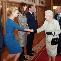 Elizabeth II reçoit un BAFTA devant la belle Carey Mulligan et le cinéma anglais
