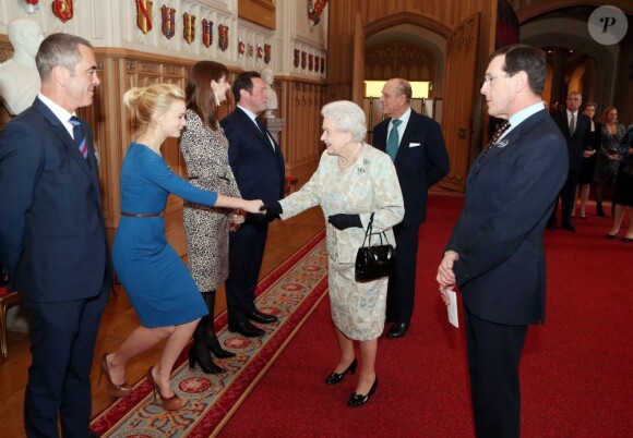 La reine Elisabeth II et Carey Mullugan à l'occasion d'une cérémonie célébrant le cinéma britannique, au château de Windsor à Londres, le 4 avril 2013. 
