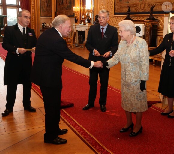 La reine Elizabeth II et Leslie Phillips à l'occasion d'une cérémonie célébrant le cinéma britannique, au château de Windsor à Londres, le 4 avril 2013. 
