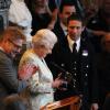 La reine Elisabeth II et Kenneth Branagh à l'occasion d'une cérémonie célébrant le cinéma britannique, au château de Windsor à Londres, le 4 avril 2013. 