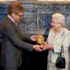 Kenneth Brangah remet à la reine Elizabeth II un BAFTA d'honneur pour son soutien à l'industrie cinématographique britannique, au château de Windsor à Londres, le 4 avril 2013. 