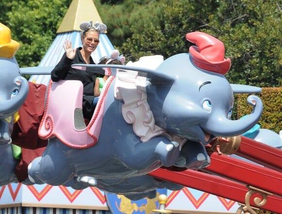 Le mannequin Heidi Klum, son compagnon Martin Kirsten et ses enfants sont allés à Disneyland en Californie, le 4 avril 2013.