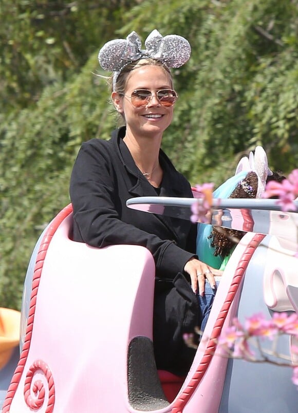 Le top Heidi Klum, son compagnon Martin Kirsten et ses enfants sont allés à Disneyland en Californie, le 4 avril 2013.