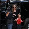 Angelina Jolie arrive avec ses enfants Pax et Shiloh dans le célèbre magasin de jouets FAO Schwarz à New York le 5 avril 2013.