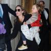 Angelina Jolie emmène ses enfants Pax et Shiloh dans le célèbre magasin de jouets FAO Schwarz à New York le 5 avril 2013.