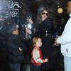 Angelina Jolie emmène ses enfants Pax et Shiloh dans le célèbre magasin de jouets FAO Schwarz à New York le 5 avril 2013.
