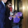 Angelina Jolie emmène son fils Pax et sa fille Shiloh dans le célèbre magasin de jouets FAO Schwarz à New York le 5 avril 2013.