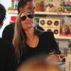 Angelina Jolie emmène ses enfants Pax et Shiloh dans le célèbre magasin de jouets FAO Schwarz à New York le 5 avril 2013.