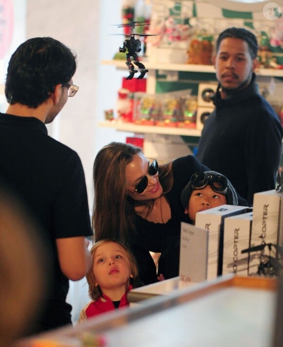 L'actrice Angelina Jolie emmène ses enfants Pax et Shiloh dans le célèbre magasin de jouets FAO Schwarz à New York le 5 avril 2013.