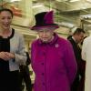 La reine Elizabeth II visite l'usine de fabrication des barres chocolatées Mars à Slough le 5 avril 2013 avec le duc d'Edimbourg.