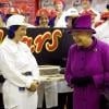Elizabeth II visite l'usine de fabrication des barres chocolatées Mars à Slough le 5 avril 2013 avec son époux le duc d'Edimbourg.