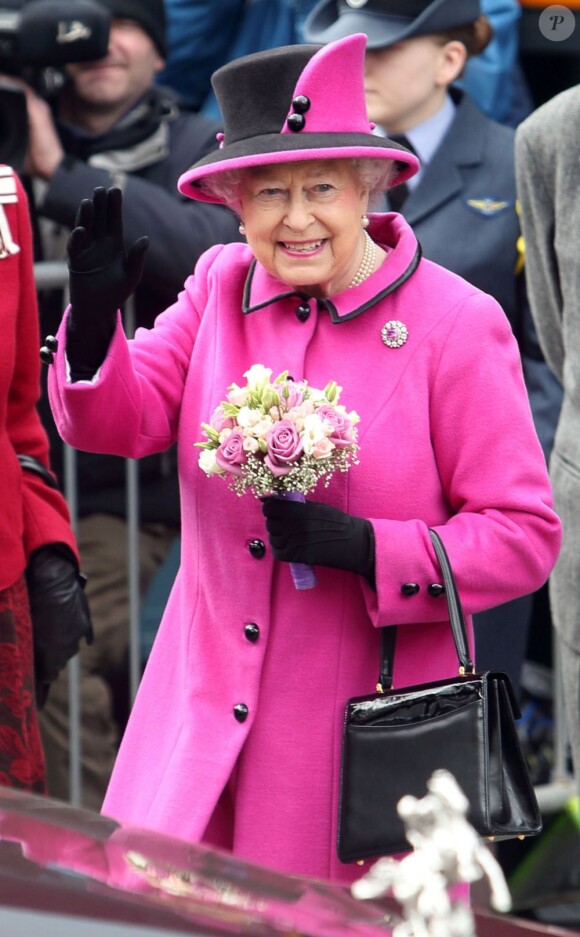 La reine Elizabeth II quitte le Britwell Community Centre à Slough, le 5 avril 2013.