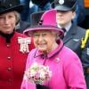 La reine Elizabeth II quitte au Britwell Community Centre à Slough, le 5 avril 2013.