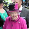 La reine Elizabeth II arrive au Britwell Community Centre à Slough, le 5 avril 2013.