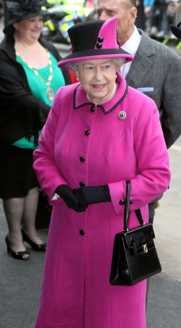 La reine Elizabeth II arrive au Britwell Community Centre à Slough, le 5 avril 2013.