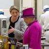 Elizabeth II visite l'usine de fabrication Mars à Slough le 5 avril 2013 avec son époux le duc d'Edimbourg.