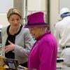 Elizabeth II visite l'usine de fabrication des barres chocolatées Mars à Slough le 5 avril 2013 avec son époux le duc d'Edimbourg.