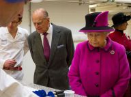 Elizabeth II et le coquin prince Philip comme des enfants entourés de chocolats