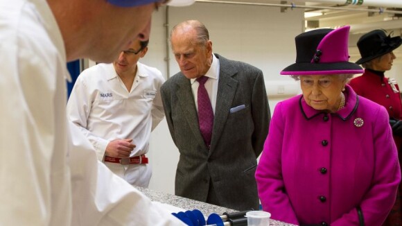 Elizabeth II et le coquin prince Philip comme des enfants entourés de chocolats