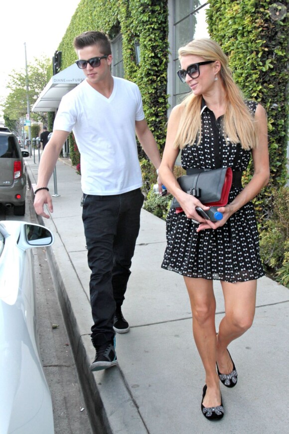 La jolie Paris Hilton et son petit ami River Viiperi faisant du shopping à Beverly Hills, le vendredi 5 avril 2013.