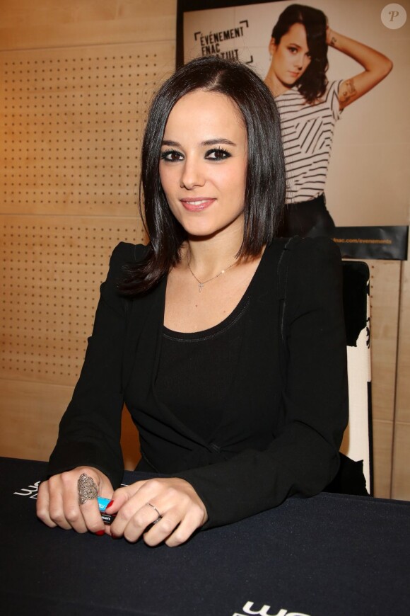 Dédicace de la chanteuse Alizée à l'occasion de la sortie de son nouvel album 5 à la FNAC St Lazare le 29 mars 2013, à Paris.