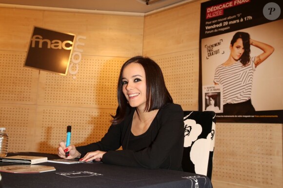 Dédicace de la chanteuse Alizée à l'occasion de la sortie de son nouvel album 5 à la FNAC St Lazare le 29 mars 2013, à Paris.