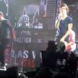 Harry Styles et les membres des One Direction sur scène à Londres, le 6 avril 2013. Le chanteur a terminé en boxer à cause d'une blague de Liam Payne.