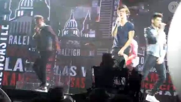 Harry Styles et les membres des One Direction sur scène à Londres, le 6 avril 2013. Le chanteur a terminé en boxer à cause d'une blague de Liam Payne.