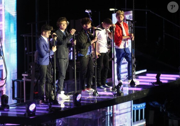 Les membres des One Direction sur scène à Londres, le 6 avril 2013. Le chanteur a terminé en boxer à cause d'une blague de Liam Payne.