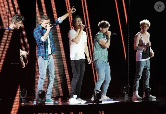 One Direction sur scène à Londres, le 6 avril 2013. Le chanteur a terminé en boxer à cause d'une blague de Liam Payne.
