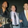 The Rock et John Cena avec Vince McMahon lors de la conférence de presse consacrée à Wrestlemania XXIX à New York le 4 avril 2013.