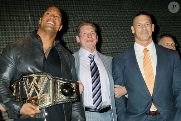The Rock et John Cena avec Vince McMahon lors de la conférence de presse consacrée à Wrestlemania XXIX à New York le 4 avril 2013.