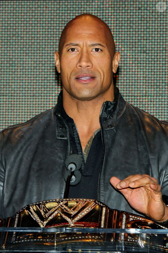 The Rock lors de la conférence de presse consacrée à Wrestlemania XXIX à New York le 4 avril 2013.