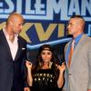 Snooki entre Dwayne Johnson alias The Rock et John Cena, lors de la conférence de presse consacrée à Wrestlemania XXVII au Hard Rock Cafe de New York le 30 mars 2011.