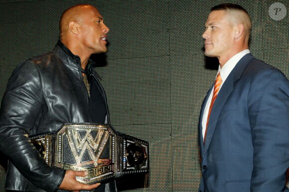 The Rock et John Cena lors de la conférence de presse consacrée à Wrestlemania XXIX à New York le 4 avril 2013.