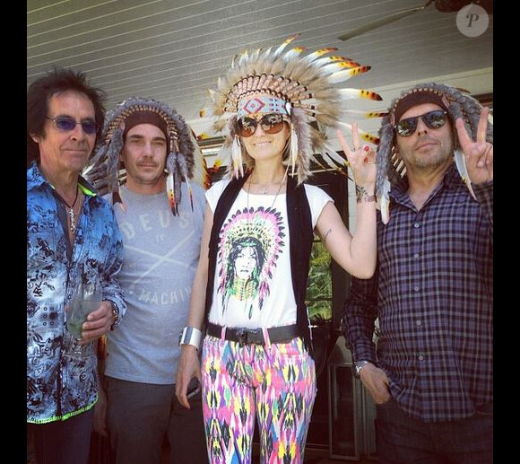 Laeticia Hallyday a posté une série de jolies photos prises lors de sa fête sur le thème des Navajos, le 7 avril 2013. Avec notamment Pascal Duchêne, le guitariste Robin Le Mesurier et le manager de choc du Taulier, Sébastien Farran.