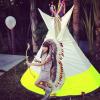 Laeticia Hallyday a posté une série de jolies photos prises lors de sa fête sur le thème des Navajos, le 7 avril 2013. Ici c'est Jade, la squaw.