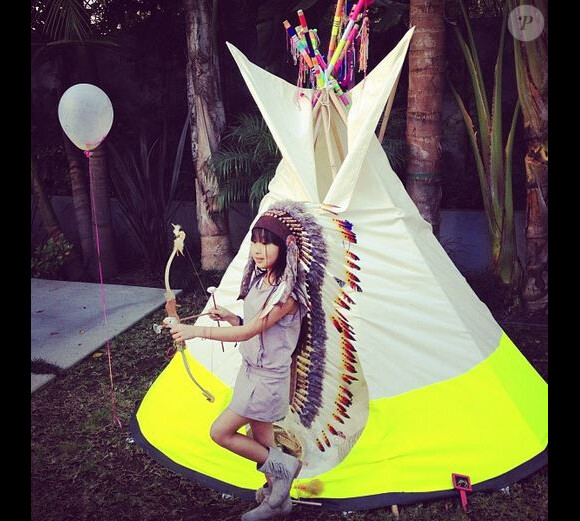 Laeticia Hallyday a posté une série de jolies photos prises lors de sa fête sur le thème des Navajos, le 7 avril 2013. Ici c'est Jade, la squaw.