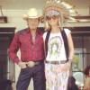 Johnny Hallyday prend la pose avec Laeticia à Los Angeles, le 7 avril 2013.
